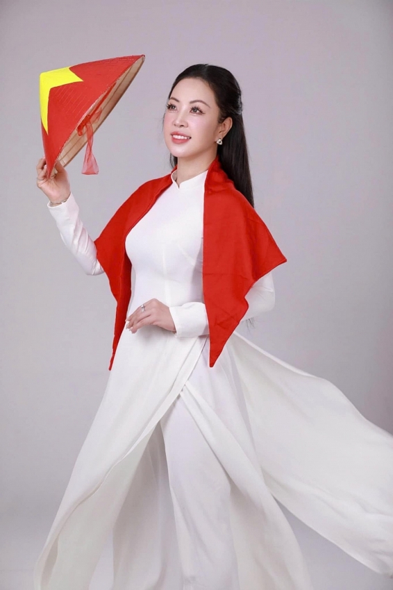 Hoa hậu Hoàng Thu Thủy xinh đẹp trong bộ ảnh kỷ niệm 80 năm Quốc khánh 2/9