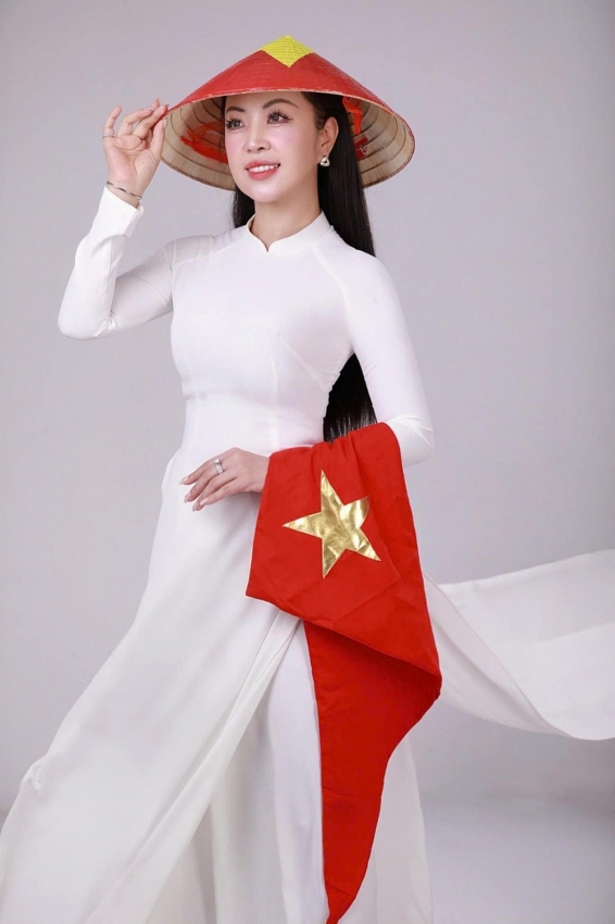 Hoa hậu Hoàng Thu Thủy xinh đẹp trong bộ ảnh kỷ niệm 80 năm Quốc khánh 2/9
