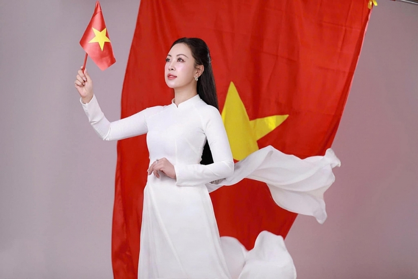 Hoa hậu Hoàng Thu Thủy xinh đẹp trong bộ ảnh kỷ niệm 80 năm Quốc khánh 2/9