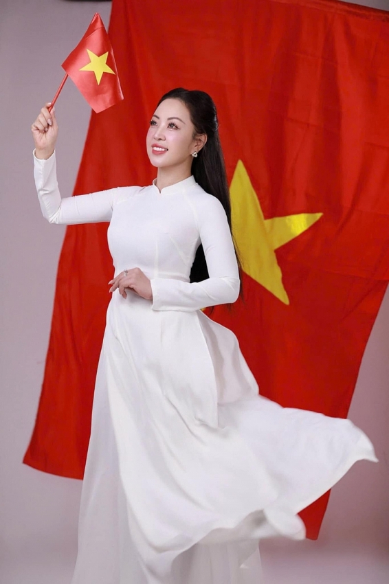Hoa hậu Hoàng Thu Thủy xinh đẹp trong bộ ảnh kỷ niệm 80 năm Quốc khánh 2/9