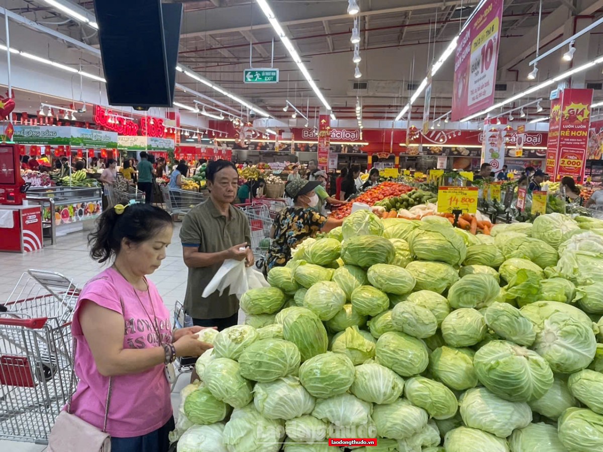 Khẩn trương dự trữ hàng hóa, chống găm hàng, tăng giá trước bão số 5