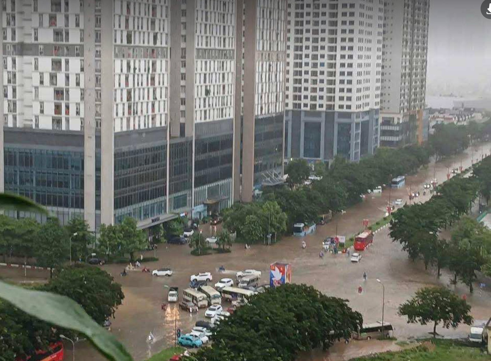 Hà Nội mưa to từ đêm đến sáng, hàng trăm tuyến phố và khu đô thị ngập sâu