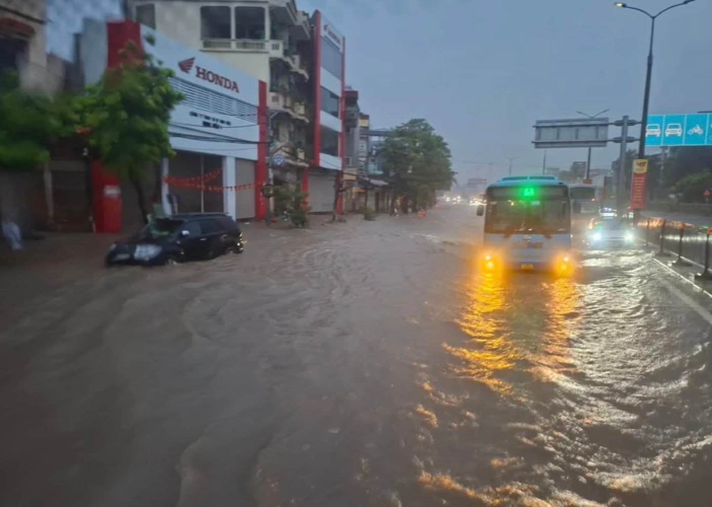 Hà Nội mưa to từ đêm đến sáng, hàng trăm tuyến phố và khu đô thị ngập sâu