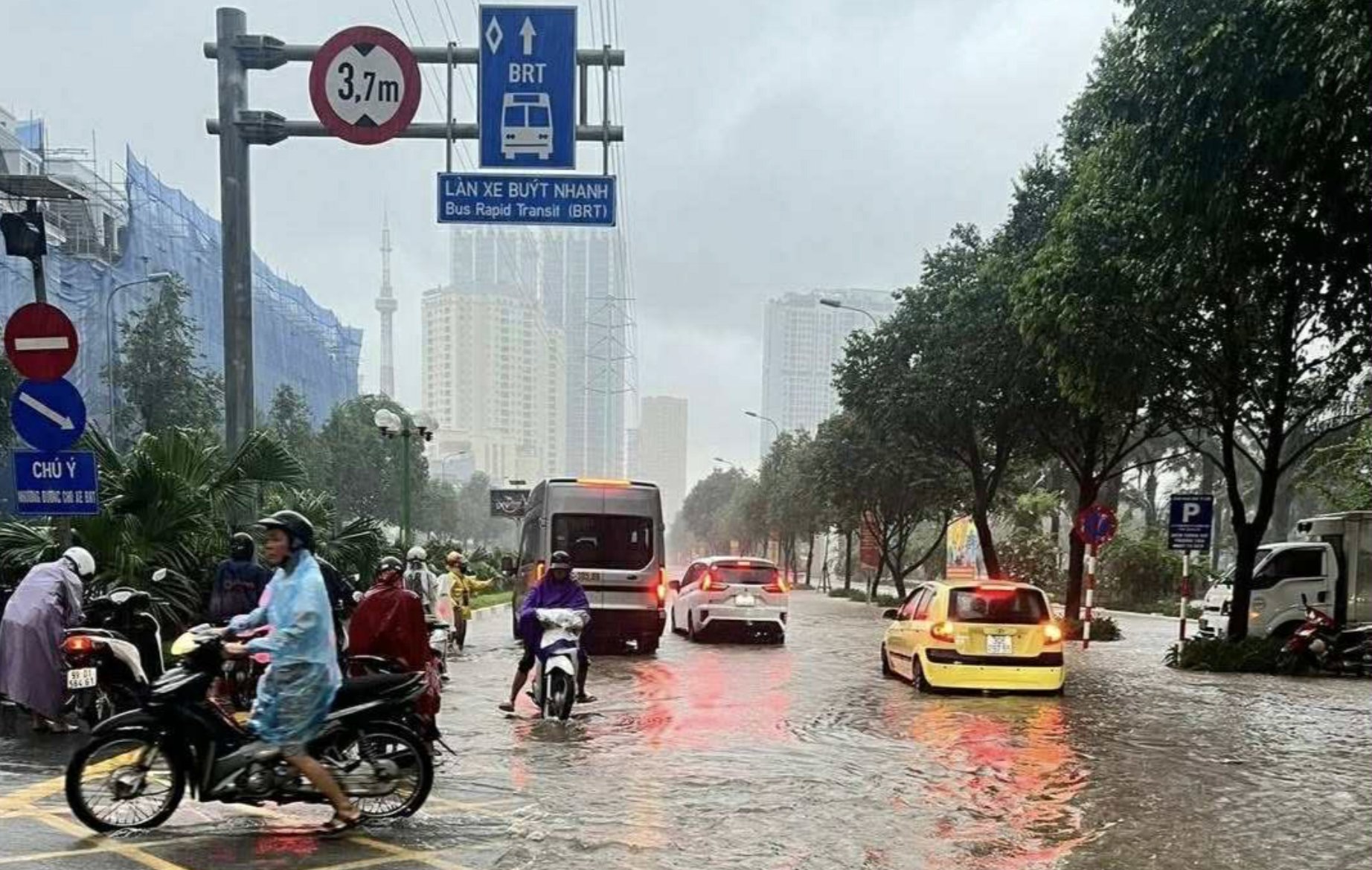 Hà Nội mưa to từ đêm đến sáng, hàng trăm tuyến phố và khu đô thị ngập sâu
