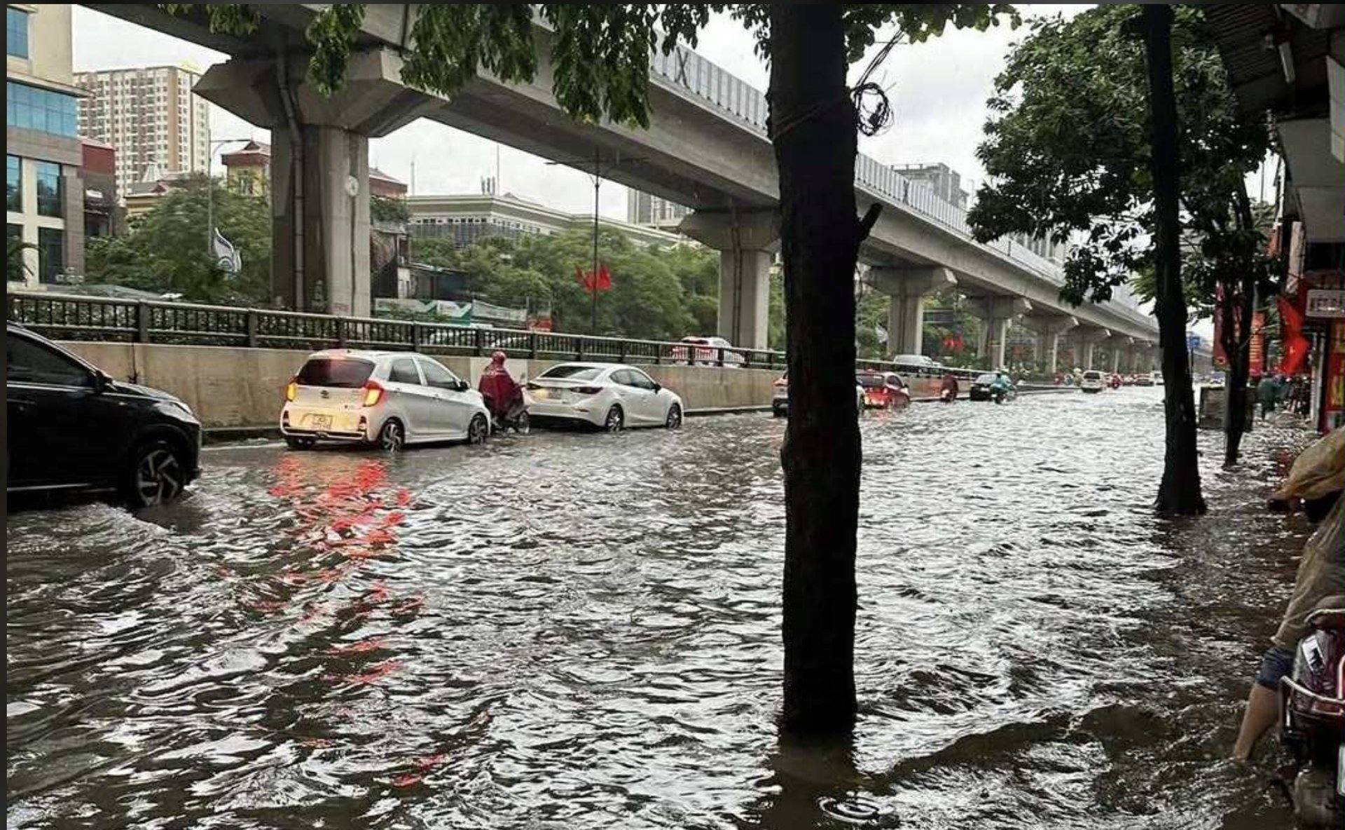 Hà Nội mưa to từ đêm đến sáng, hàng trăm tuyến phố và khu đô thị ngập sâu