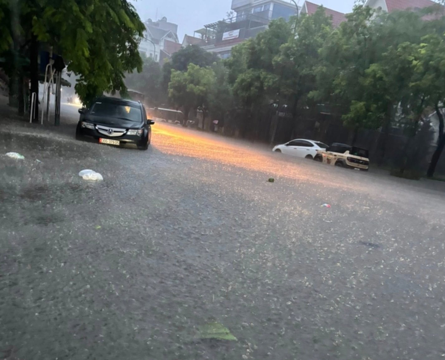 Hà Nội mưa to từ đêm đến sáng, hàng trăm tuyến phố và khu đô thị ngập sâu