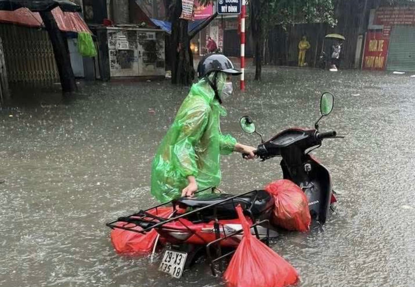 Hà Nội mưa to từ đêm đến sáng, hàng trăm tuyến phố và khu đô thị ngập sâu
