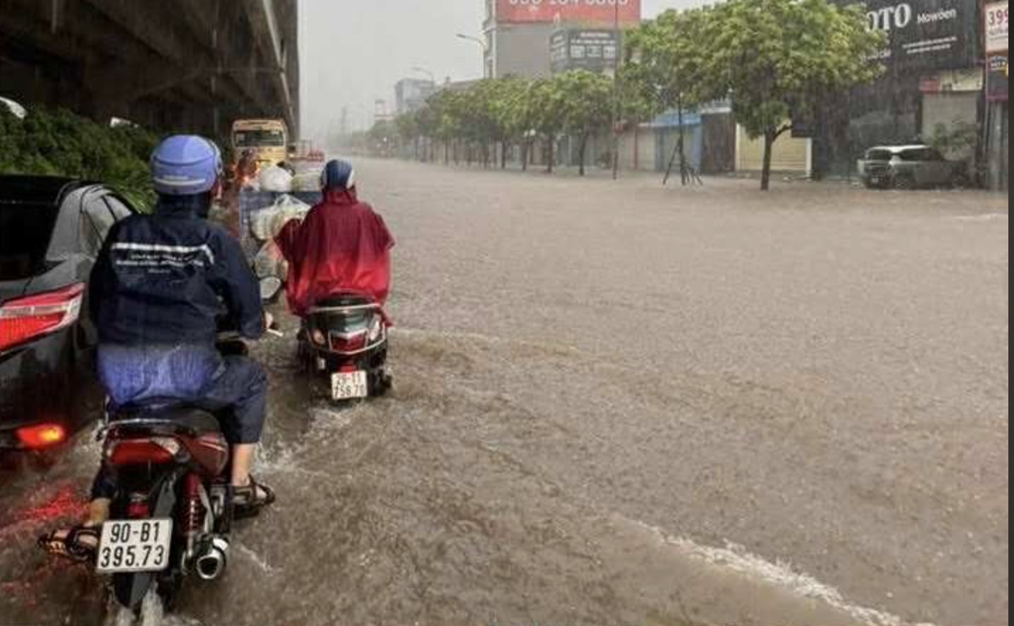 Hà Nội mưa to từ đêm đến sáng, hàng trăm tuyến phố và khu đô thị ngập sâu