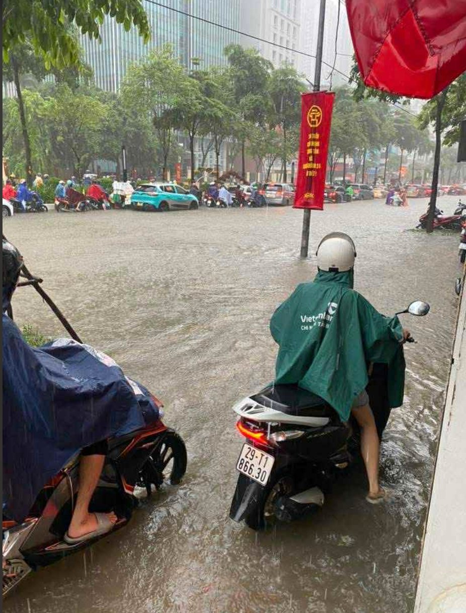 Hà Nội mưa to từ đêm đến sáng, hàng trăm tuyến phố và khu đô thị ngập sâu