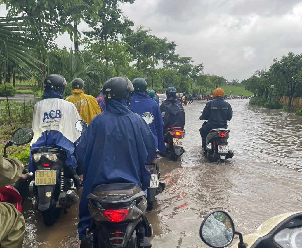 Hà Nội mưa to từ đêm đến sáng, hàng trăm tuyến phố và khu đô thị ngập sâu