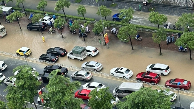 Hà Nội mưa to từ đêm đến sáng, hàng trăm tuyến phố và khu đô thị ngập sâu