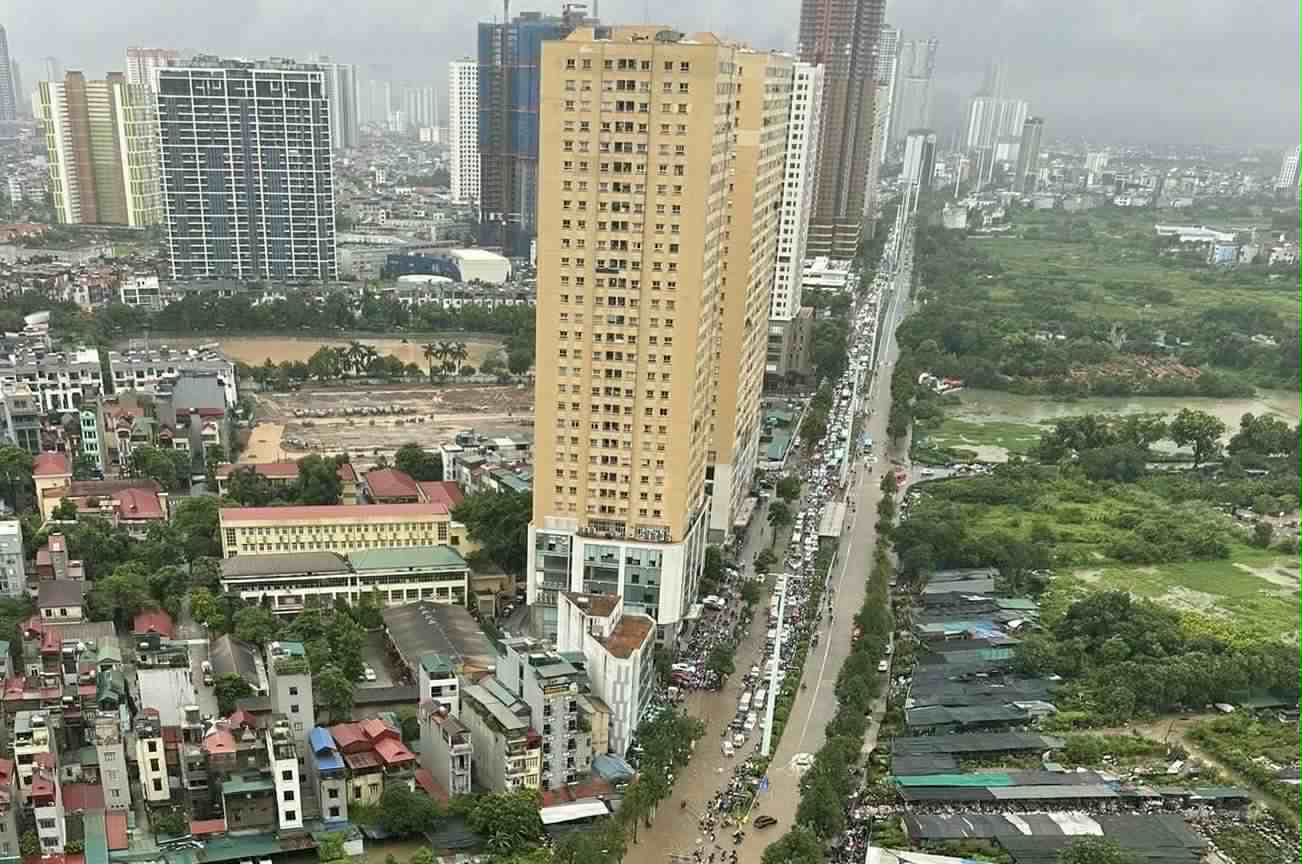 Hà Nội mưa to từ đêm đến sáng, hàng trăm tuyến phố và khu đô thị ngập sâu