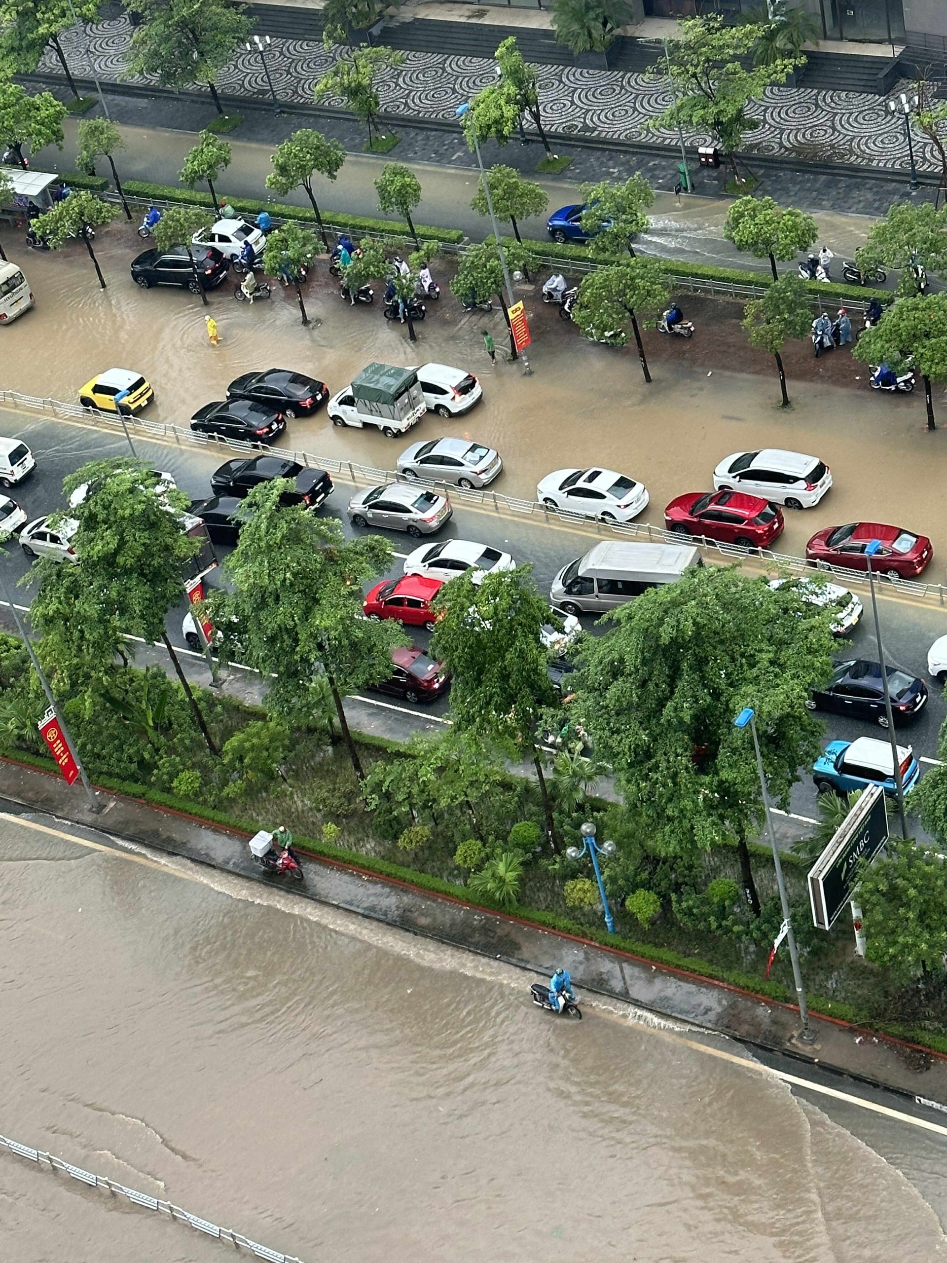 Hà Nội mưa to từ đêm đến sáng, hàng trăm tuyến phố và khu đô thị ngập sâu