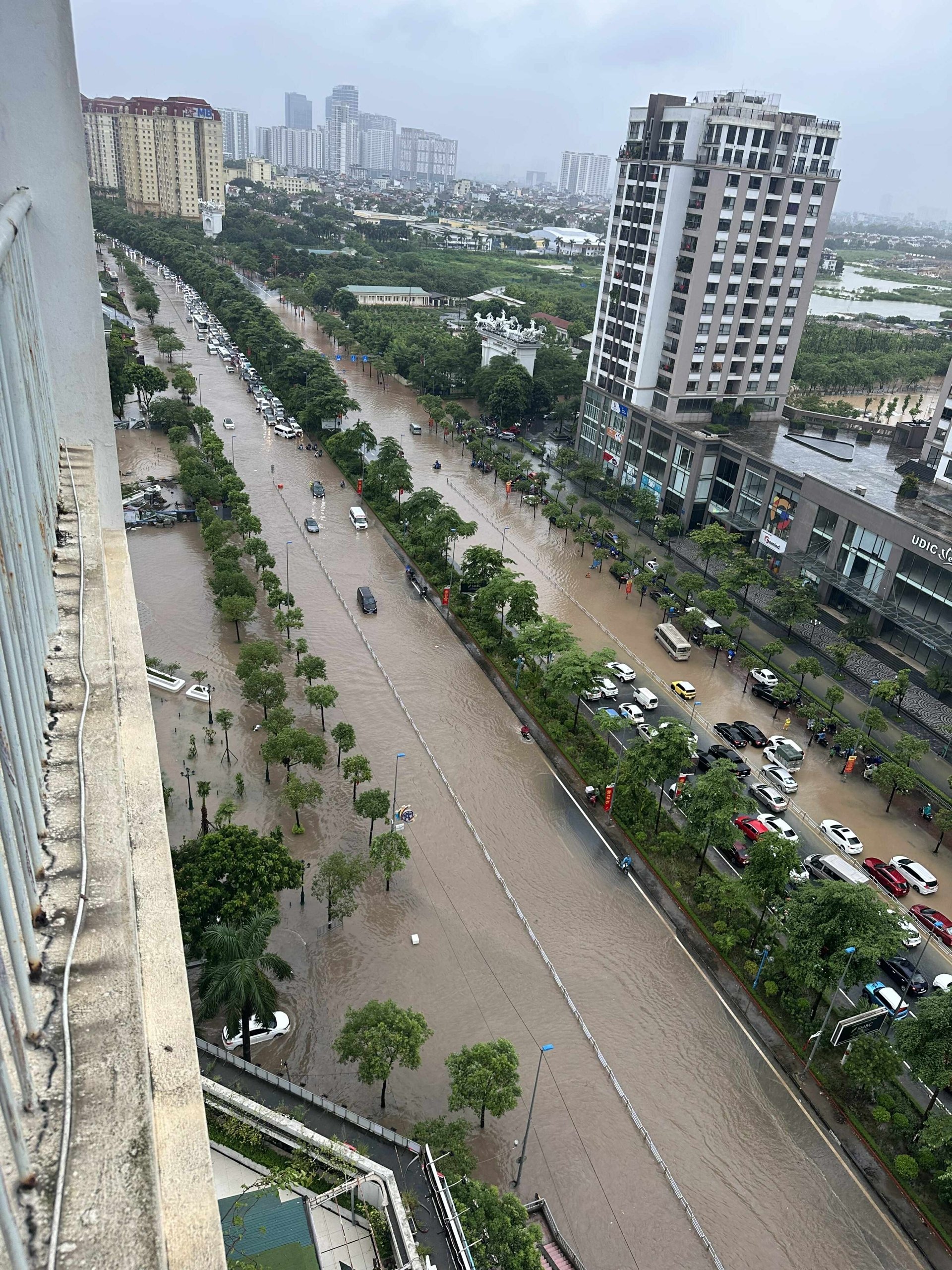 Hà Nội mưa to từ đêm đến sáng, hàng trăm tuyến phố và khu đô thị ngập sâu