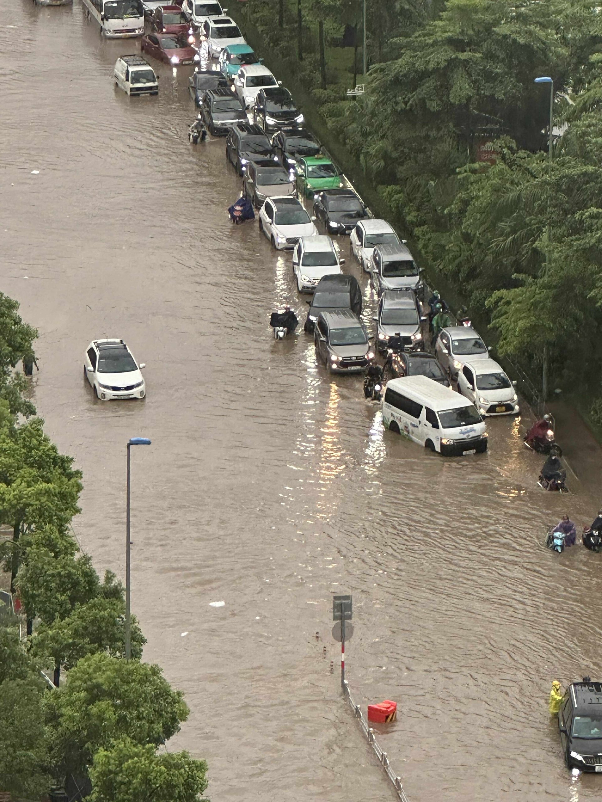 Hà Nội mưa to từ đêm đến sáng, hàng trăm tuyến phố và khu đô thị ngập sâu