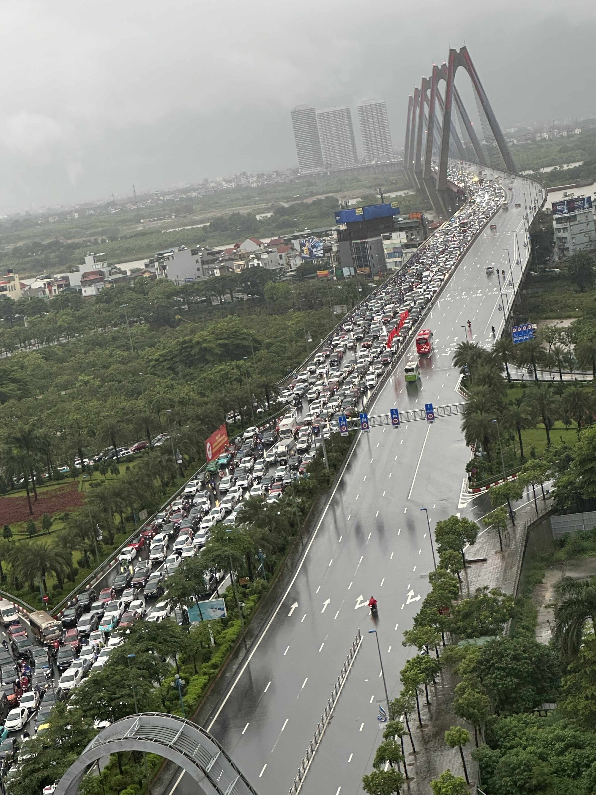 Hà Nội mưa to từ đêm đến sáng, hàng trăm tuyến phố và khu đô thị ngập sâu