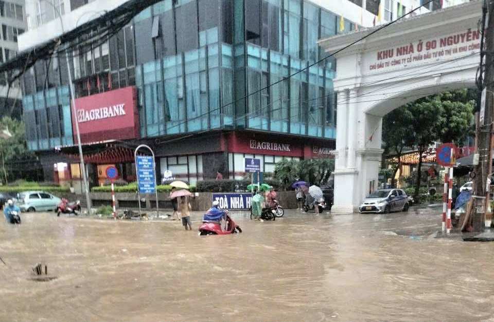 Hà Nội mưa to từ đêm đến sáng, hàng trăm tuyến phố và khu đô thị ngập sâu
