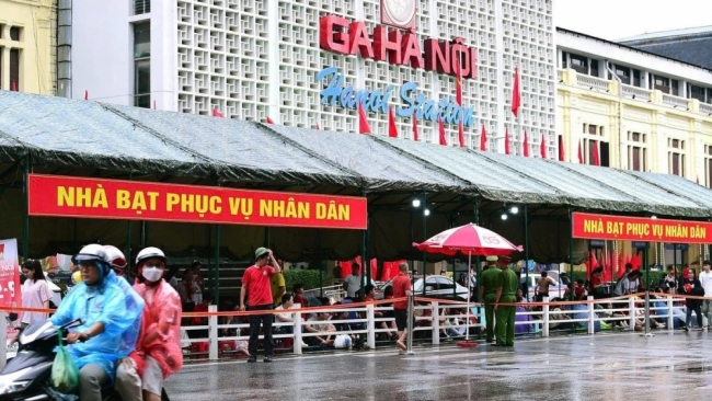 Lắp đặt nhà bạt phục vụ nhân dân xem diễu binh, diễu hành A80