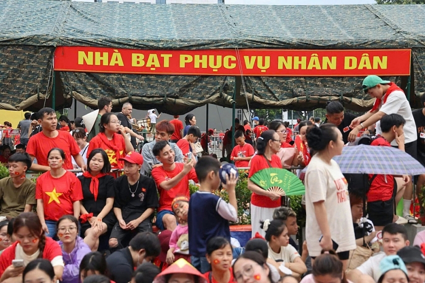 Lắp đặt nhà bạt phục vụ nhân dân xem diễu binh, diễu hành A80