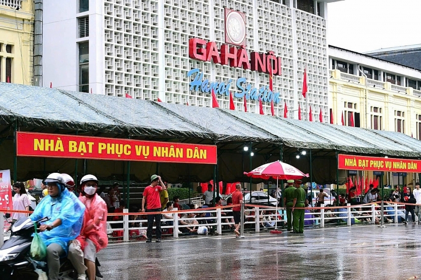 Lắp đặt nhà bạt phục vụ nhân dân xem diễu binh, diễu hành A80