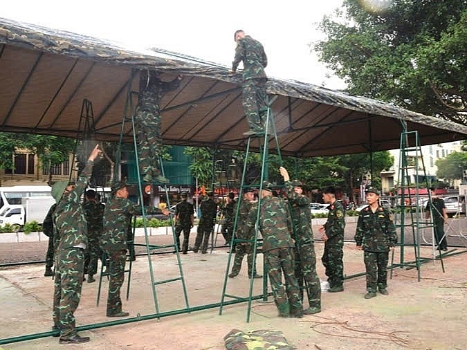 Lắp đặt nhà bạt phục vụ nhân dân xem diễu binh, diễu hành A80