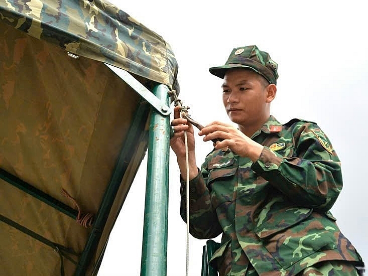 Lắp đặt nhà bạt phục vụ nhân dân xem diễu binh, diễu hành A80