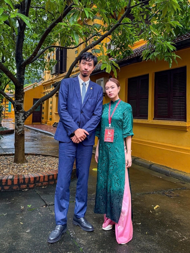 Hoàng Thùy Linh - Đen Vâu cùng dàn nghệ sĩ viếng Lăng Bác