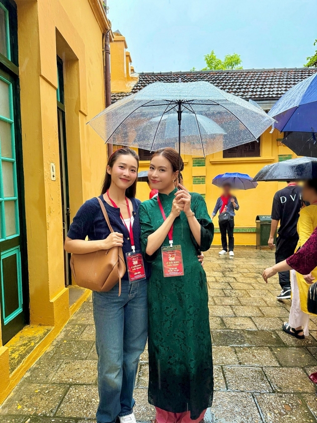 Hoàng Thùy Linh - Đen Vâu cùng dàn nghệ sĩ viếng Lăng Bác