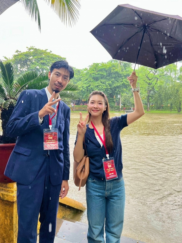 Hoàng Thùy Linh - Đen Vâu cùng dàn nghệ sĩ viếng Lăng Bác