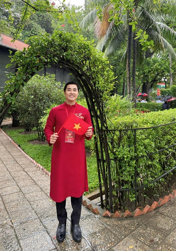 Hoàng Thùy Linh - Đen Vâu cùng dàn nghệ sĩ viếng Lăng Bác