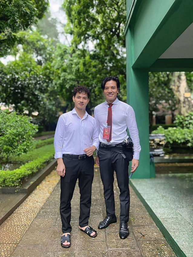Hoàng Thùy Linh - Đen Vâu cùng dàn nghệ sĩ viếng Lăng Bác