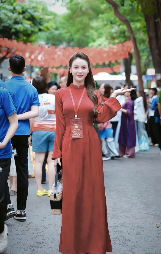 Diễn viên Lương Thu Trang xinh đẹp hút mọi ống kính trong nhiệm vụ A80