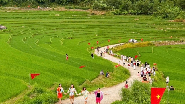 Sắc đỏ giữa ruộng bậc thang Pù Luông điểm hẹn du lịch dịp 2/9