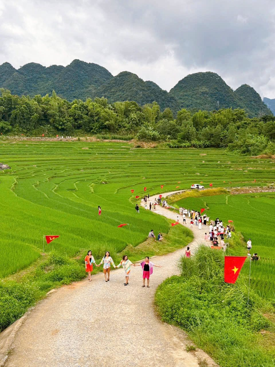Sắc đỏ giữa ruộng bậc thang Pù Luông điểm hẹn du lịch dịp 2/9