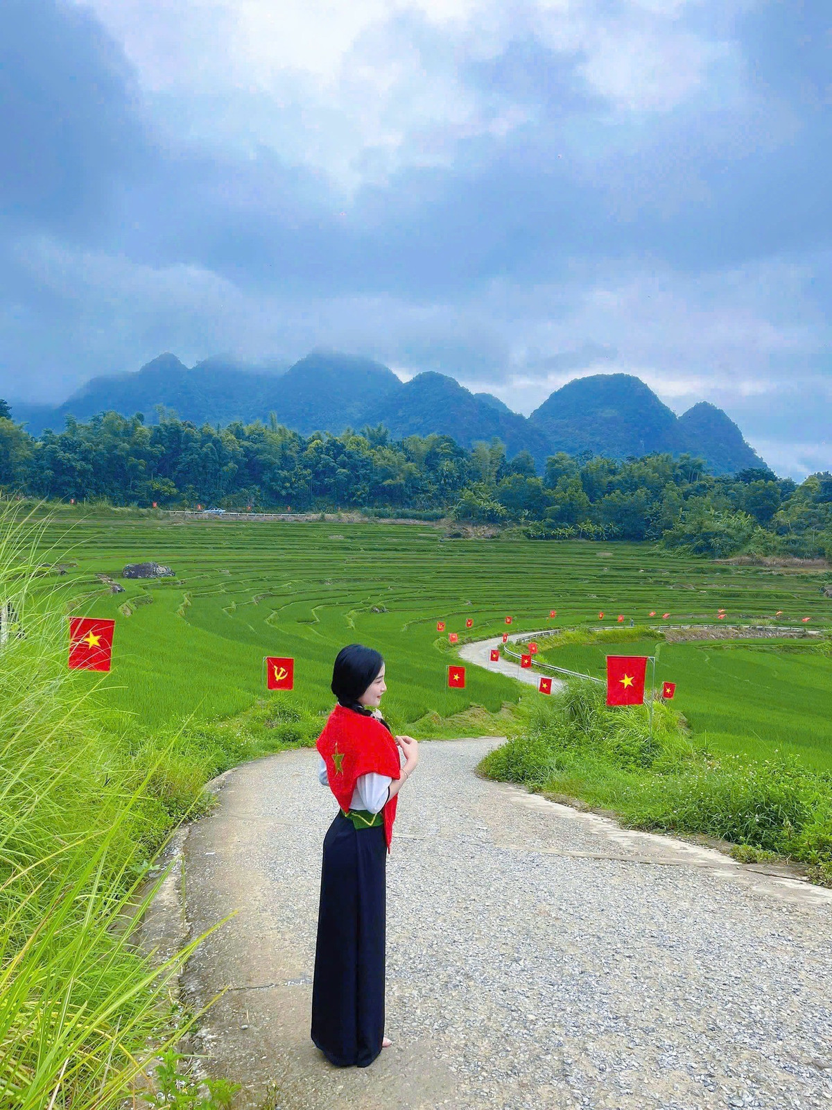Sắc đỏ giữa ruộng bậc thang Pù Luông điểm hẹn du lịch dịp 2/9