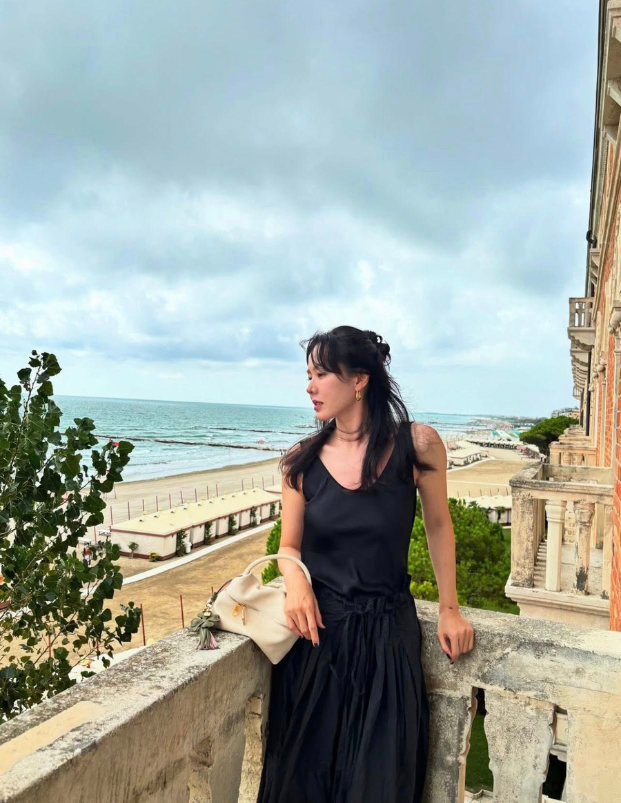 Xuất hiện tại Venice, ngoại hình của Son Ye Jin khiến fan trầm trồ