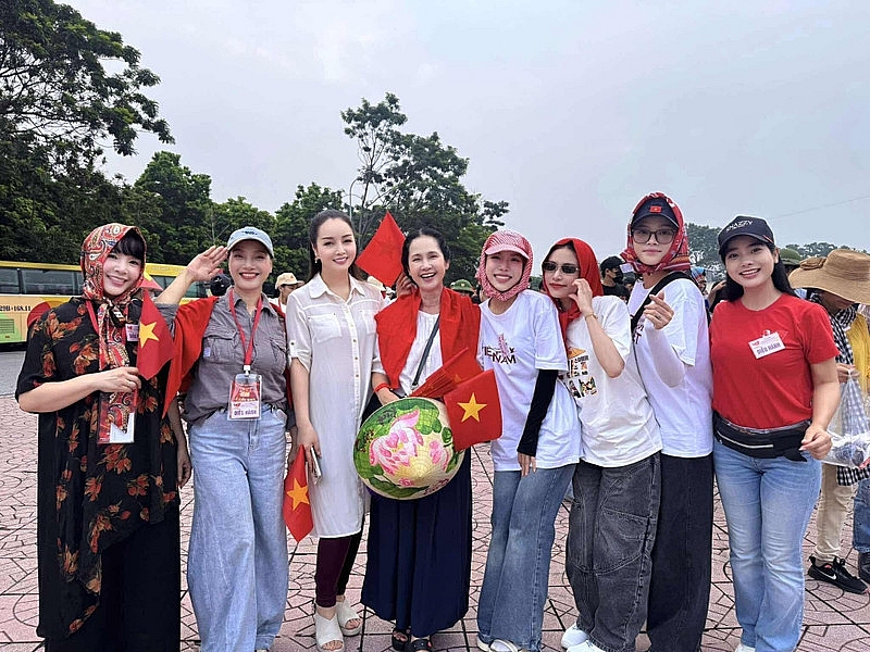 Dàn sao Việt rạng rỡ, dậy từ 1h sáng chuẩn bị Tổng duyệt diễu hành 2/9