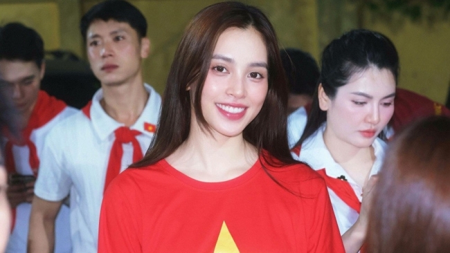 Tiểu Vy cùng Bảo Ngọc vinh dự tham gia diễu hành tại Quảng trường Ba Đình