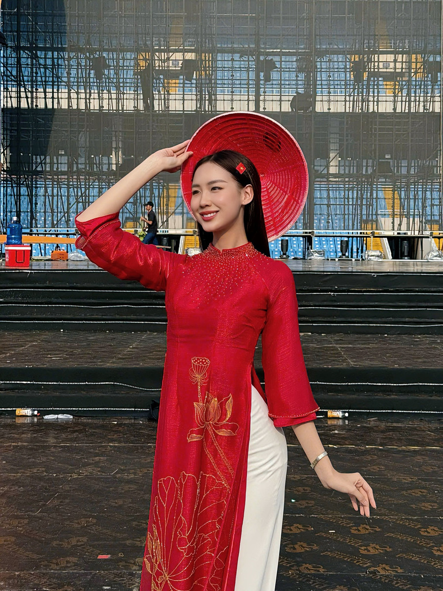 Tiểu Vy cùng Bảo Ngọc vinh dự tham gia diễu hành tại Quảng trường Ba Đình