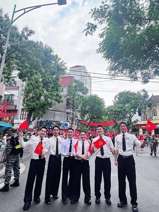 Dàn sao Việt rạng rỡ, dậy từ 1h sáng chuẩn bị Tổng duyệt diễu hành 2/9