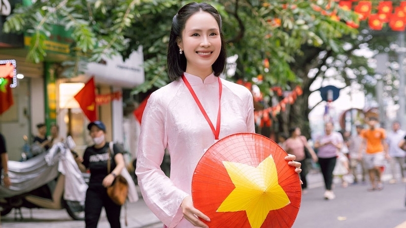 Hồng Diễm gây thương nhớ với vẻ đẹp dịu dàng nền nã, thướt tha trong tà áo dài
