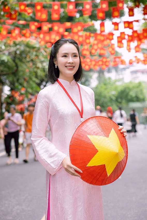 Hồng Diễm gây thương nhớ với vẻ đẹp dịu dàng nền nã, thướt tha trong tà áo dài