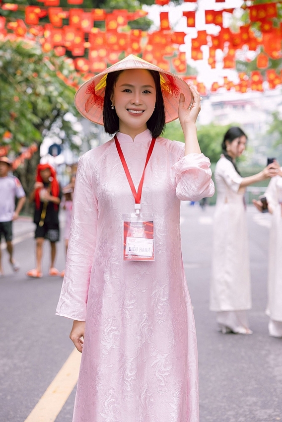 Hồng Diễm gây thương nhớ với vẻ đẹp dịu dàng nền nã, thướt tha trong tà áo dài