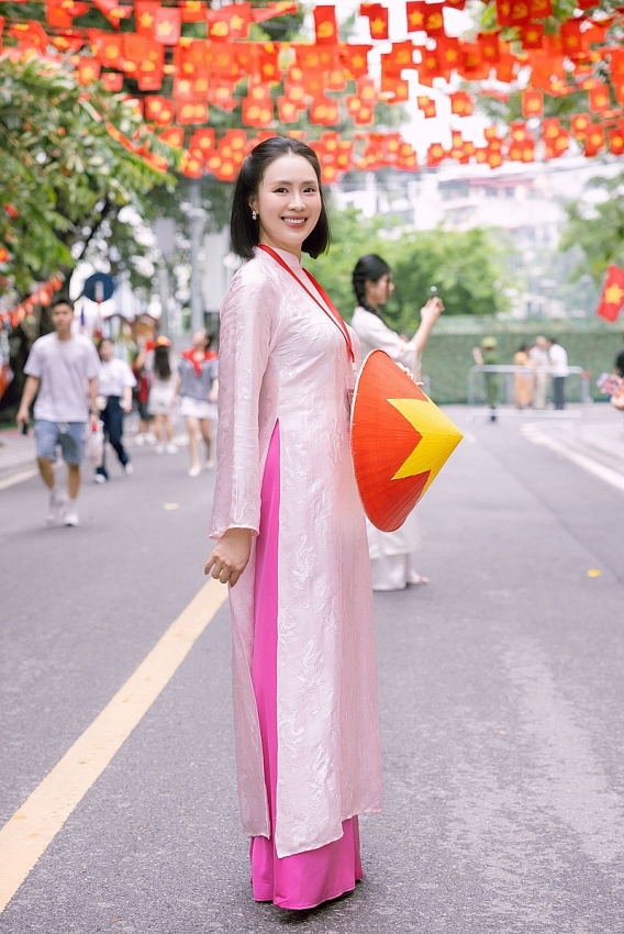 Hồng Diễm gây thương nhớ với vẻ đẹp dịu dàng nền nã, thướt tha trong tà áo dài