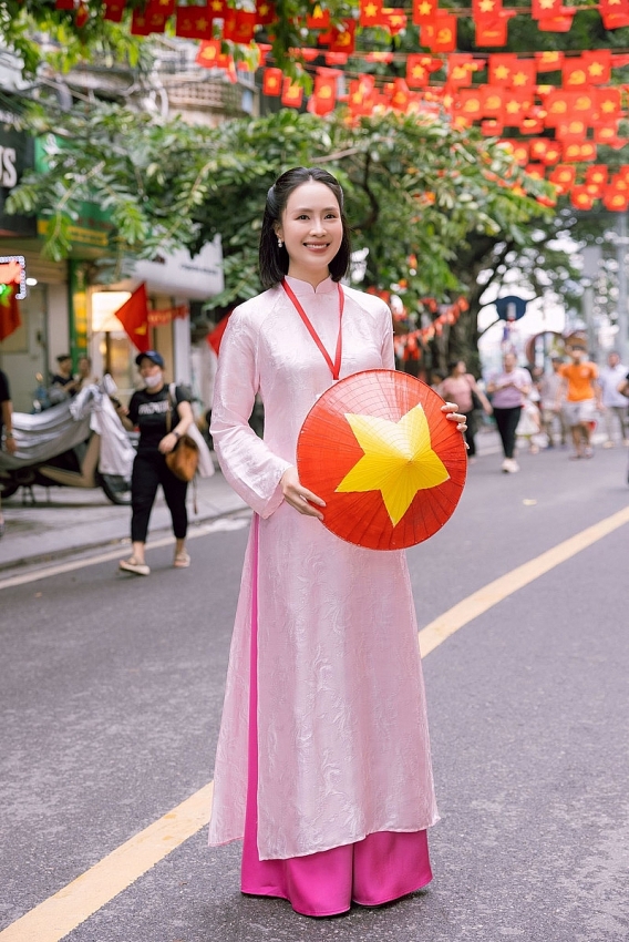 Hồng Diễm gây thương nhớ với vẻ đẹp dịu dàng nền nã, thướt tha trong tà áo dài