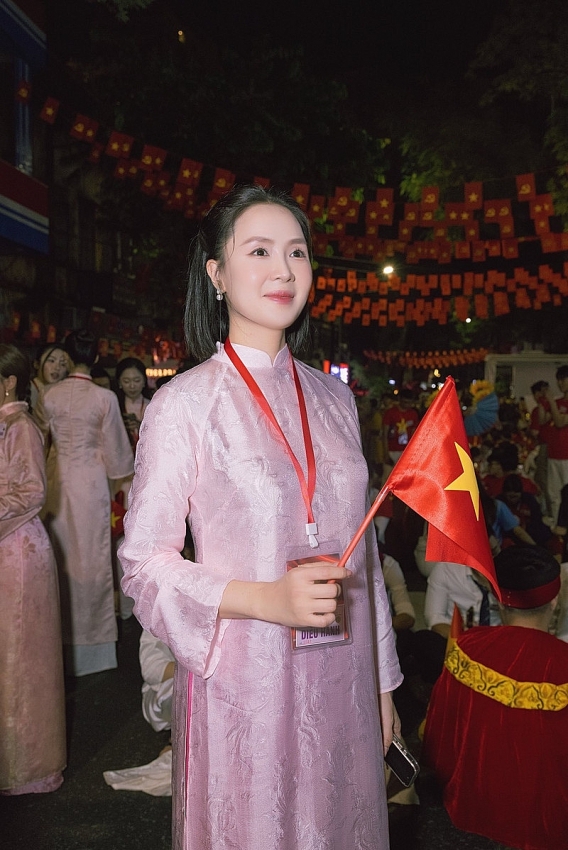 Hồng Diễm gây thương nhớ với vẻ đẹp dịu dàng nền nã, thướt tha trong tà áo dài