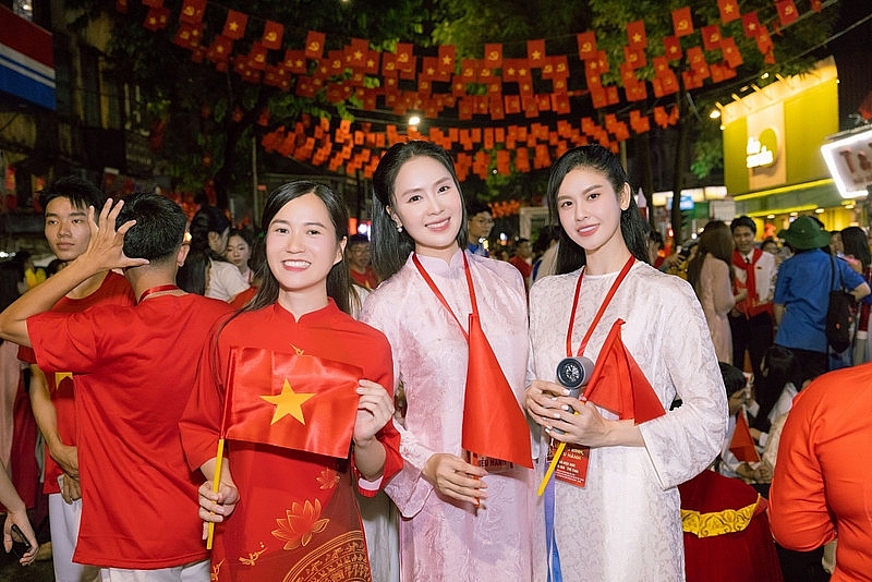 Hồng Diễm gây thương nhớ với vẻ đẹp dịu dàng nền nã, thướt tha trong tà áo dài