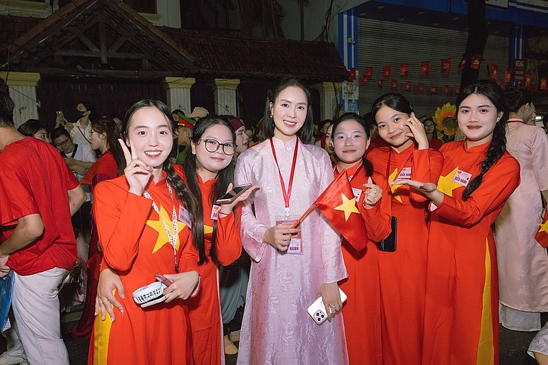 Hồng Diễm gây thương nhớ với vẻ đẹp dịu dàng nền nã, thướt tha trong tà áo dài