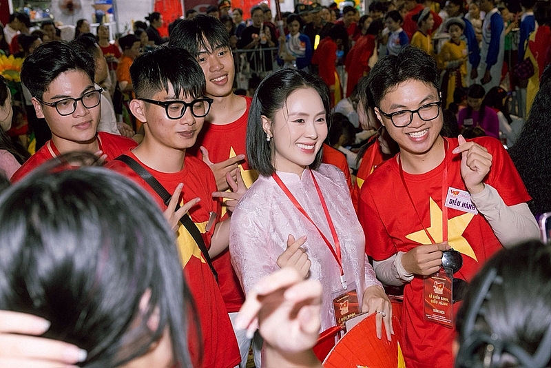 Hồng Diễm gây thương nhớ với vẻ đẹp dịu dàng nền nã, thướt tha trong tà áo dài