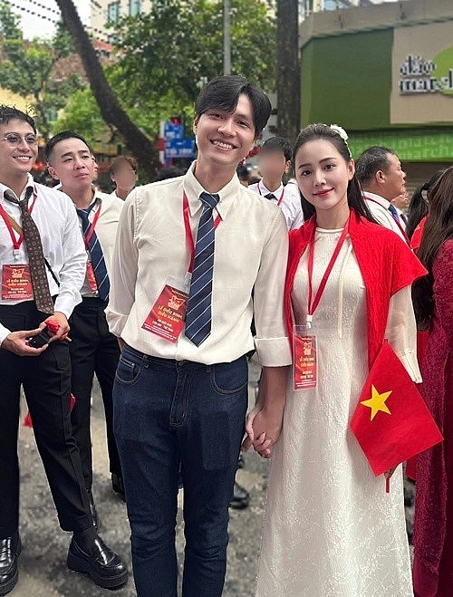 Cặp đôi phim VTV gây chú ý khi tham gia diễu binh A80